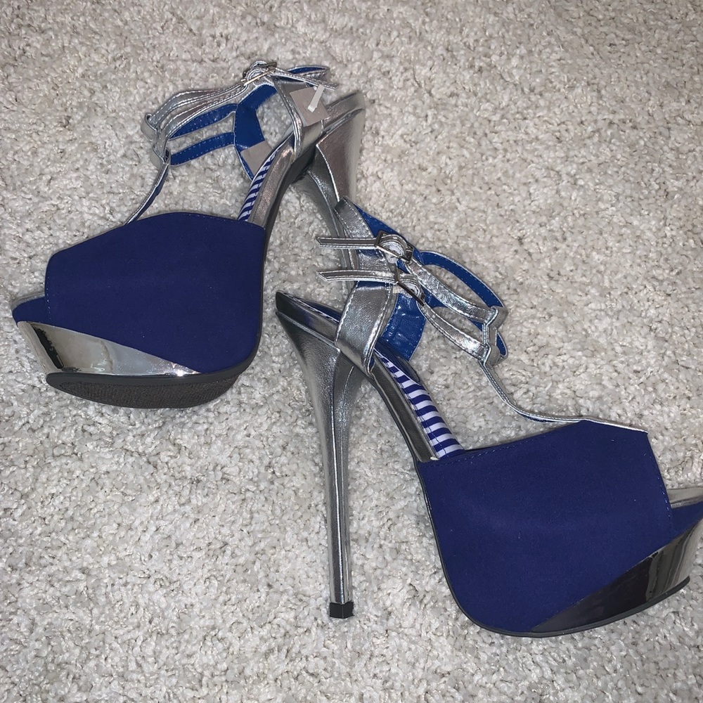 Navy blue stilettos 👠